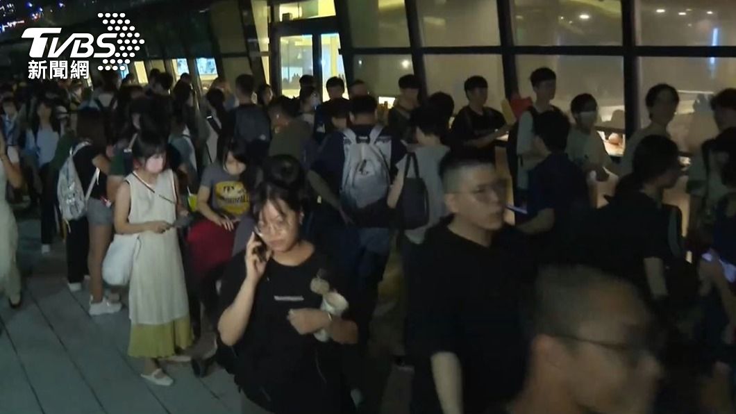 直到深夜仍有民眾在排隊等搭車。(圖/TVBS)