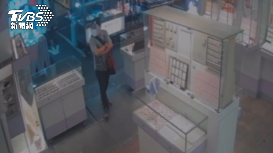 男子假裝成顧客到饒河夜市銀樓行竊。(圖/TVBS)