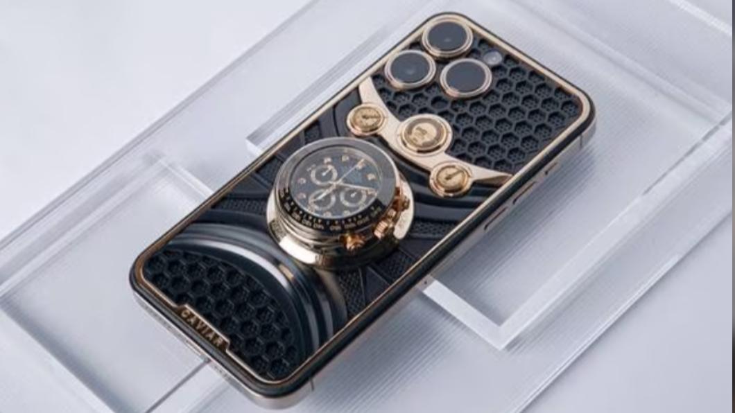 將勞力士腕錶款地通拿(Daytona)鑲在背面的iPhone 14 Pro Max。(圖/翻攝自《每日郵報》)