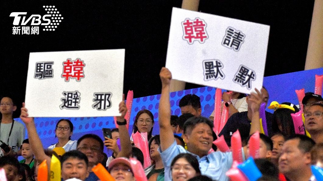台商集結到場幫中華隊加油。(圖/胡瑞麒攝)