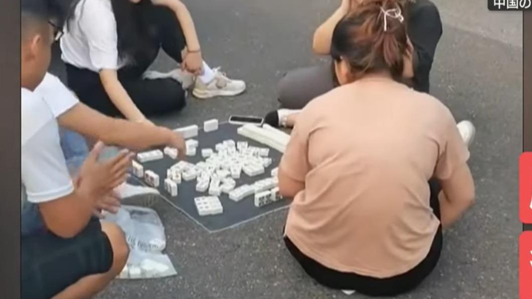 「十一長假」返鄉潮例行性塞到爆,塞車堵在路上的陸民早想好如何應對。(圖/翻攝自YouTube)