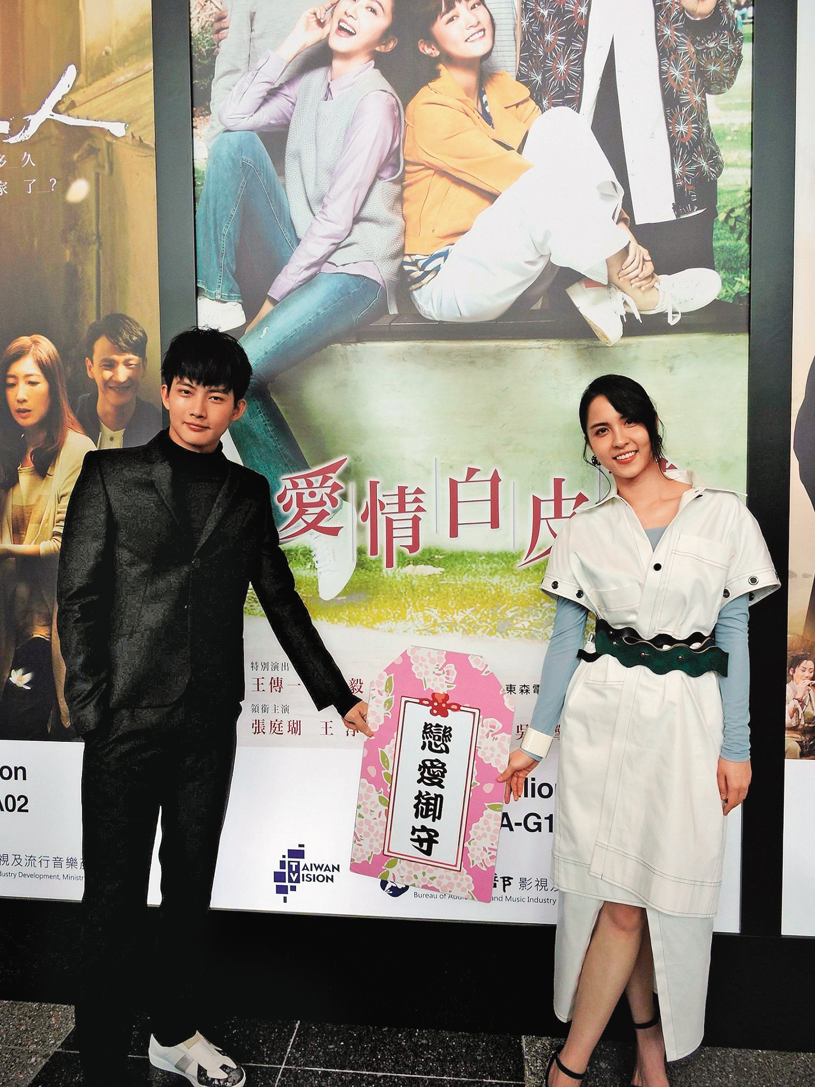 當年張庭瑚(左)和魏蔓(右)因合作《愛情白皮書》,傳出姐弟戀緋聞。(圖/東森提供)