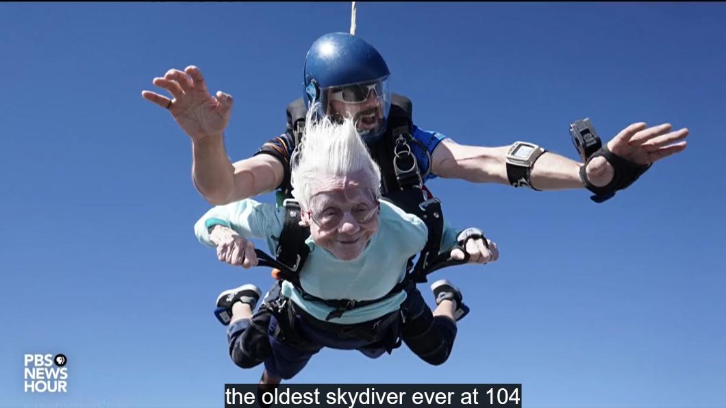 有片/人生百歲才開始 104歲奶奶高空跳傘破金氏紀錄