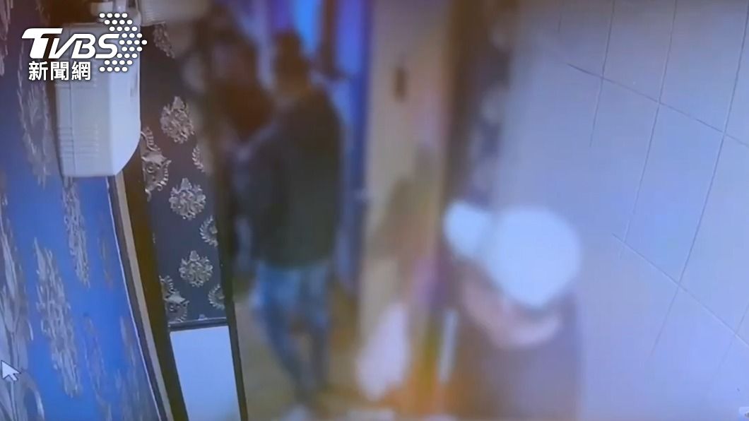 陳男不滿敬酒時遭對方調侃，事後帶人闖入包廂尋仇。（圖／TVBS）