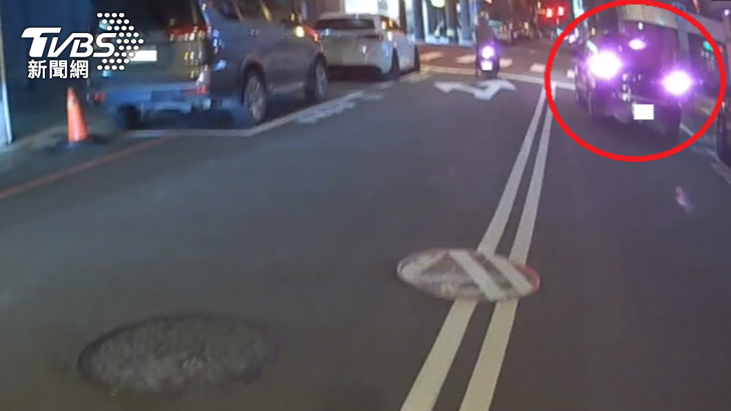 累了嗎?滑行霸停路中間嚇壞路人 警手刀上前拍窗喚醒七旬嬤
