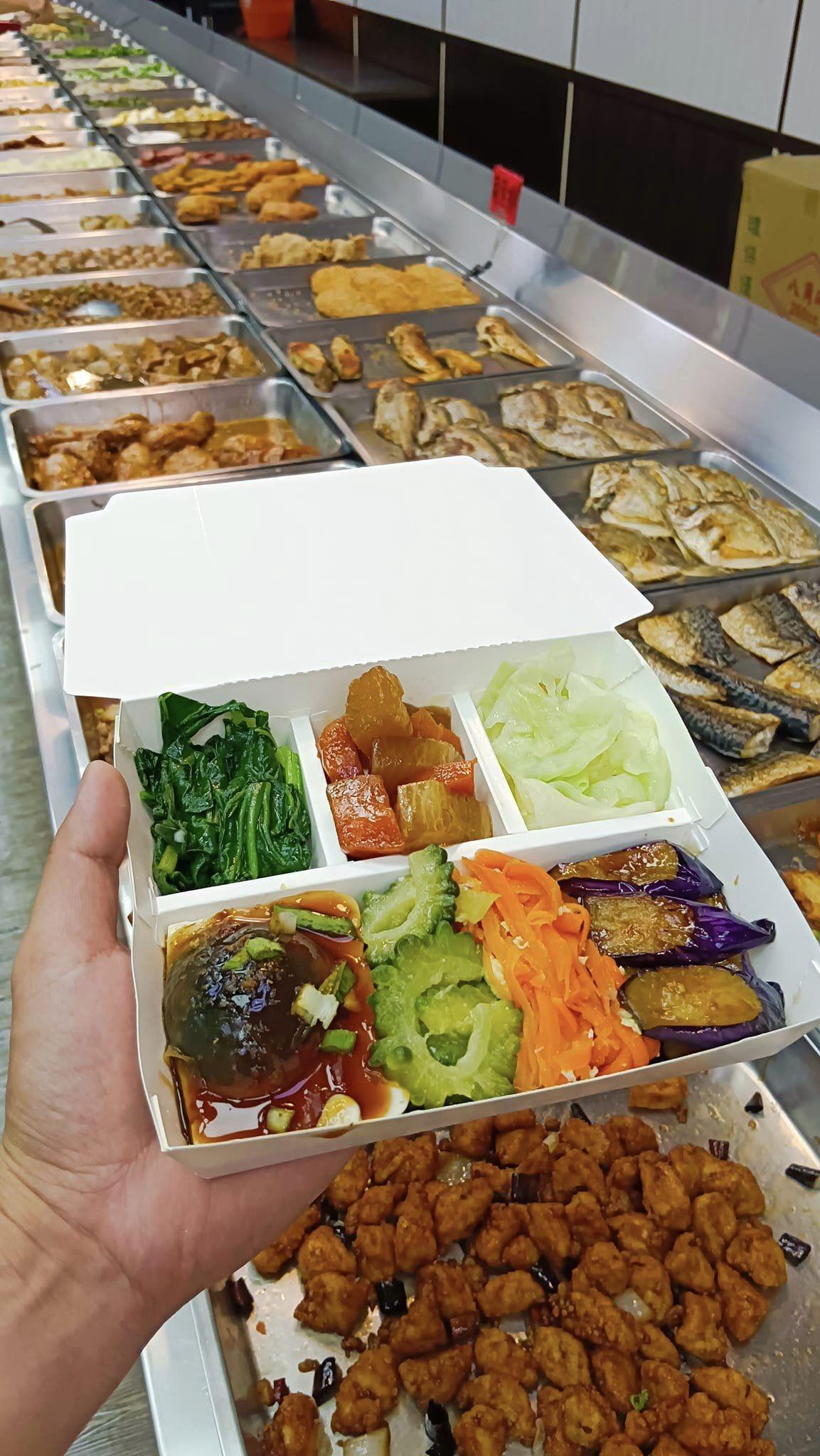 原PO夾了7樣菜只要60元。(圖/翻攝自爆廢公社二館)