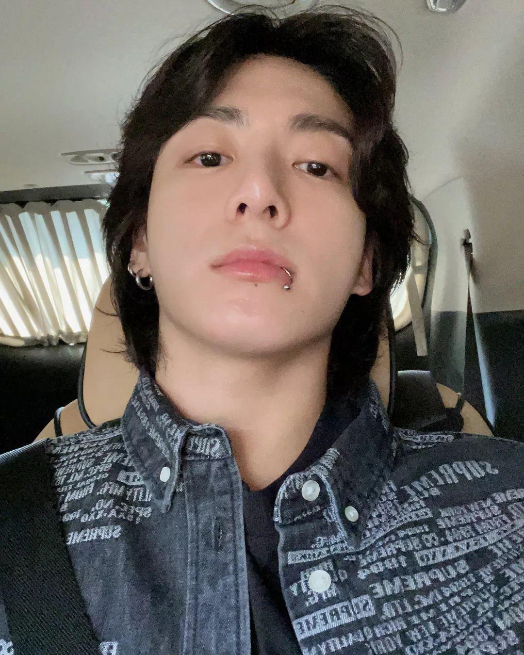 楨國直播中向粉絲強調絕對沒有女朋友。(圖/翻攝自BigHit IG)