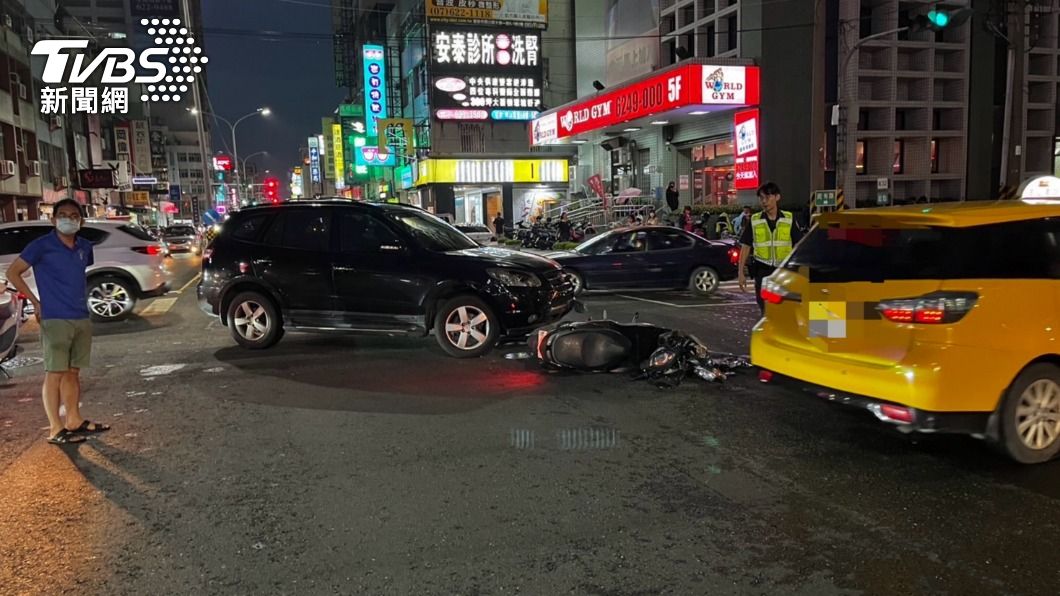 岡山恐怖車禍!騎士黃燈搶快撞左轉車 當場噴飛重創頭部