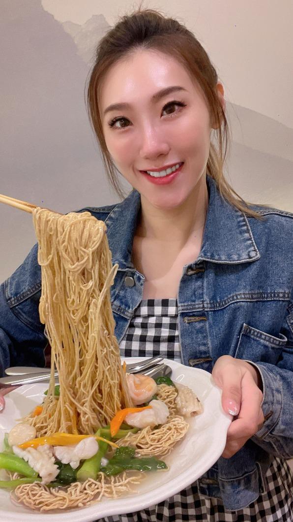 謝金晶到菲律賓享用美食。(圖/豪記唱片提供)