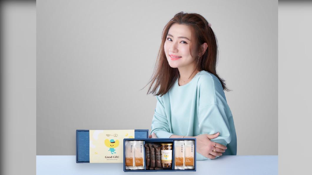 Selina和知名蛋捲品牌「海邊走走」聯名,推出兒子的彌月禮盒。(圖/任性eat下提供)