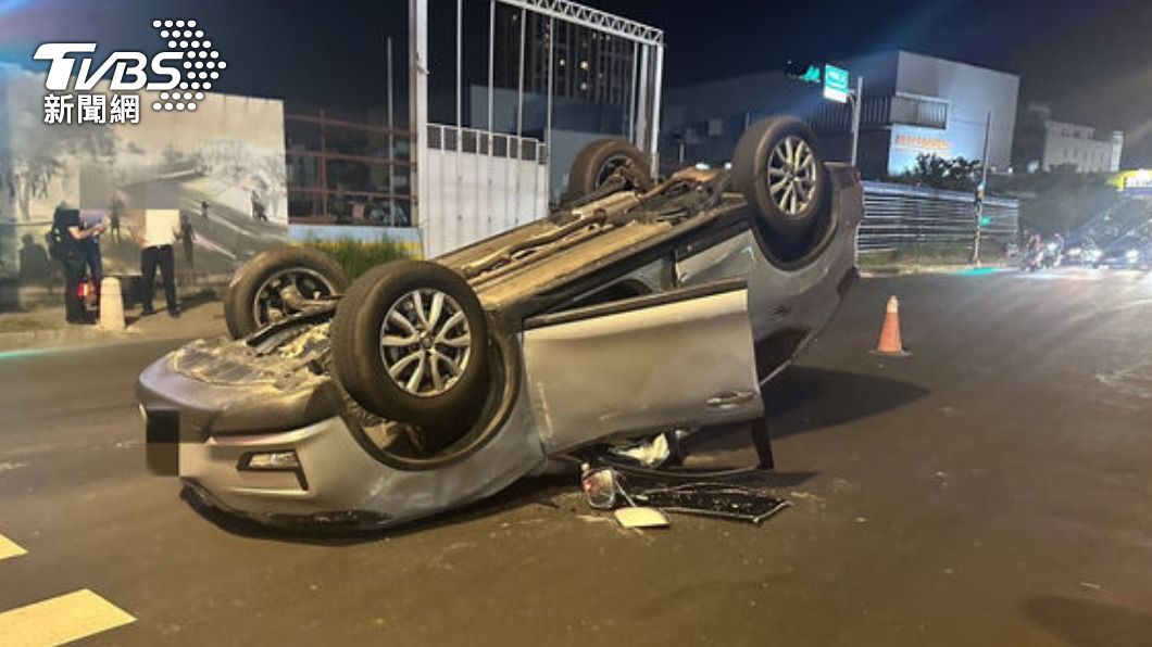 到台南路不熟自撞 環境部公務車「四腳朝天」