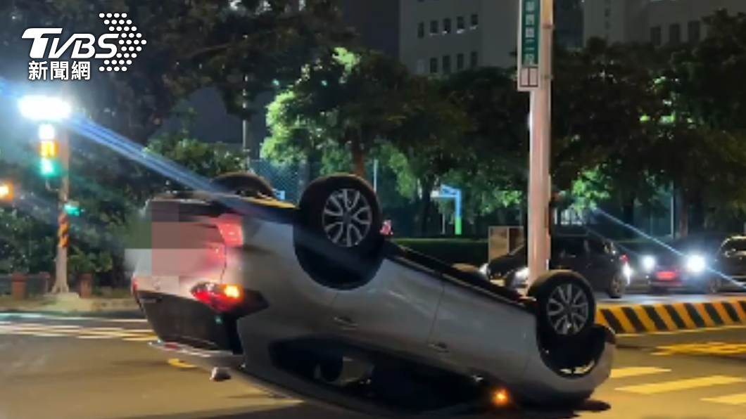 環境部公務車翻車,2人送醫。(圖/TVBS)