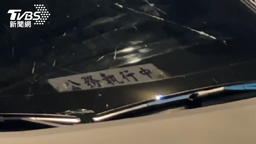環境部公務車翻車。(圖/TVBS)