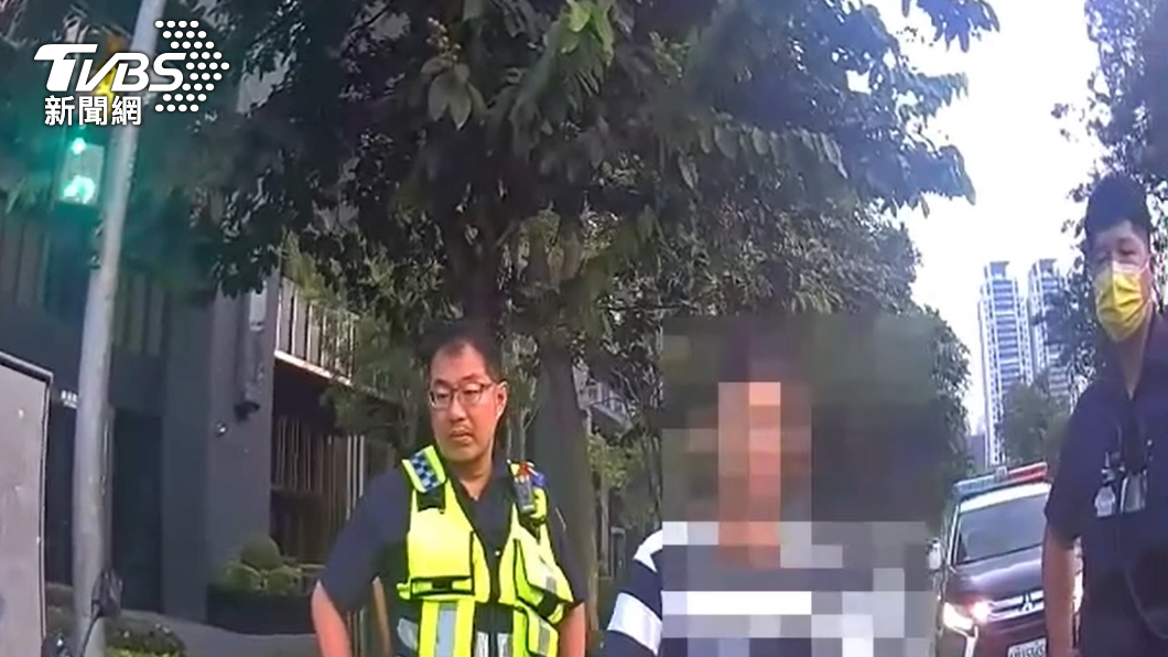 男大生因騎車不穩被攔下。(圖/TVBS)