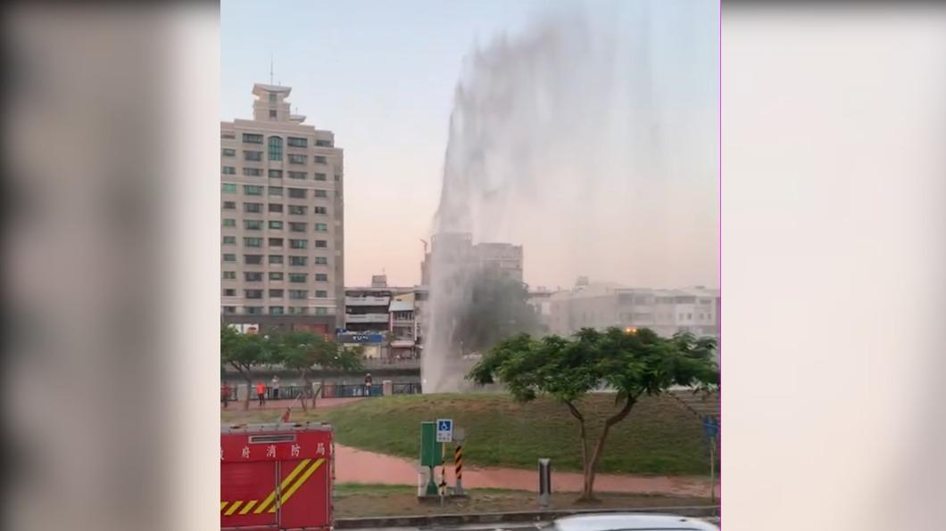 台南安平水管「爆管」噴12米 民眾:國慶特別水舞秀?