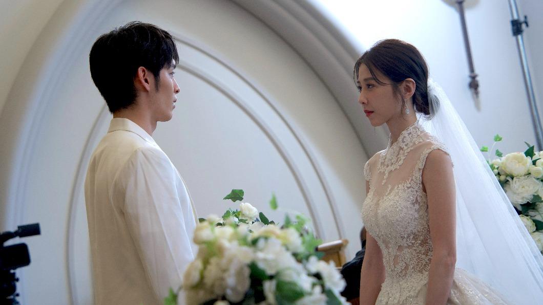 邵雨薇在《火星上的維納斯》為讓男性解結婚生子過程，披白紗與曹佑寧結婚。（圖／CJ ENM HK提供）