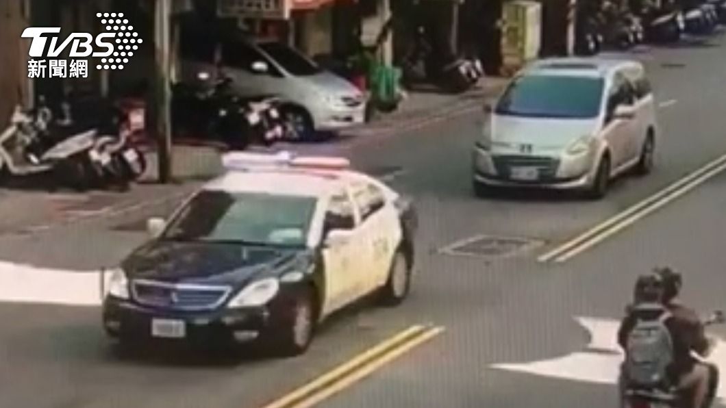 員警協助開道。(圖/TVBS)
