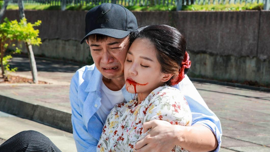 曾子益看到媽媽賴慧如身受重傷,趕緊上前救援。(圖/民視提供)