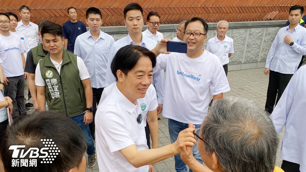 賴清德今天到鶯歌老街,與現場民眾互動。(圖/中央社)