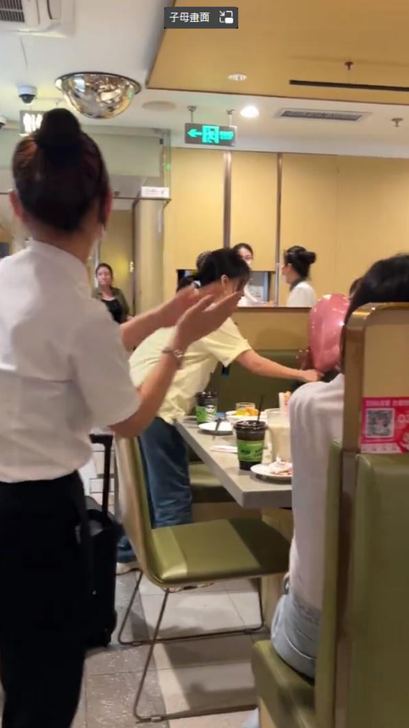 隔壁桌客人在于文文旁邊唱〈體面〉。(圖/翻攝自咪咕娛樂 微博)