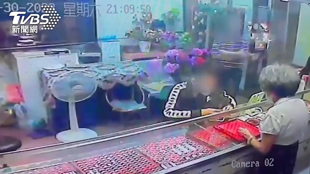 施男佯裝顧客到銀樓買金飾。(圖/TVBS)