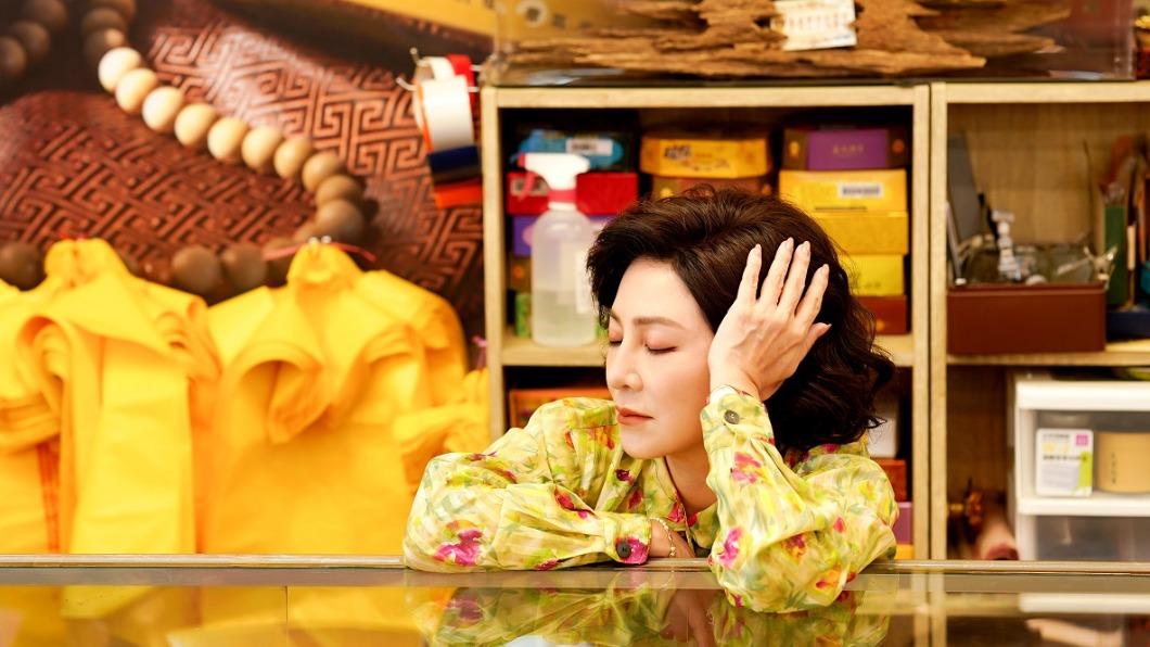 王彩樺劇中開金紙店,戲外開設日本料理店,戲裡戲外都成了老闆娘。(圖/華視、東森超視提供)