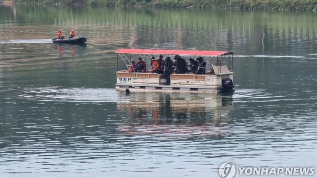 警消人員到場搜尋後,已尋獲機師遺體。(圖/翻攝自韓聯社)