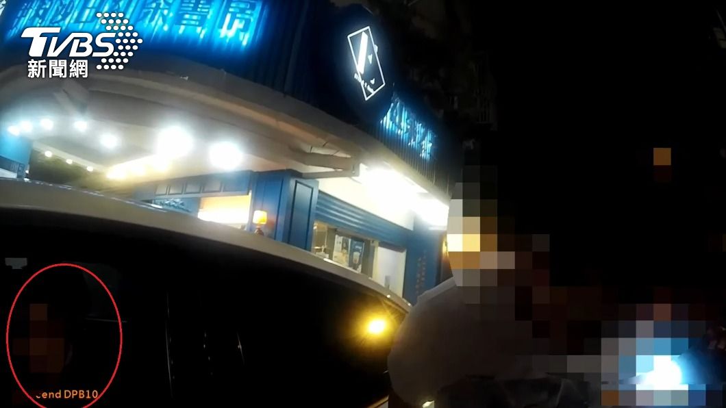 巡邏警盤查違停 女駕駛一詭異舉動查出是強盜殺人通緝犯