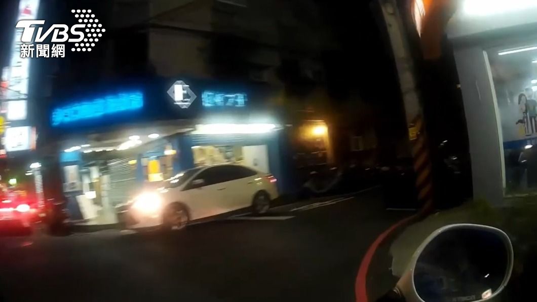 警方發現違停車輛,趨前盤查時意外查獲女通緝犯。(圖/TVBS)