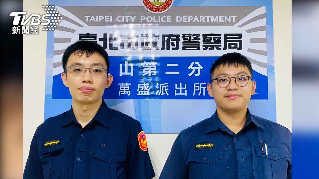 警員景暐傑(左)、劉育銨(右)聯手阻詐。(圖/TVBS)