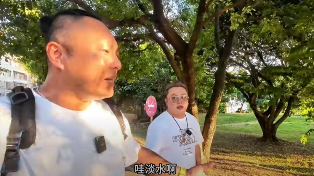 Sean和陳老師想要親自驗證淡水河。(圖/翻攝自YT「Sean的世界TV」)