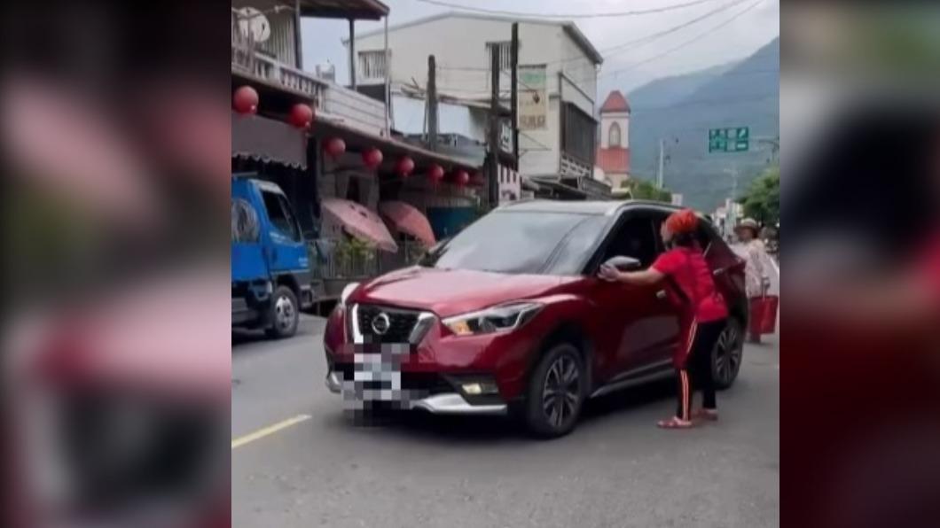 拍窗、拉車門!屏東囂張竊賊不顧眾人阻攔 踩油門直接溜