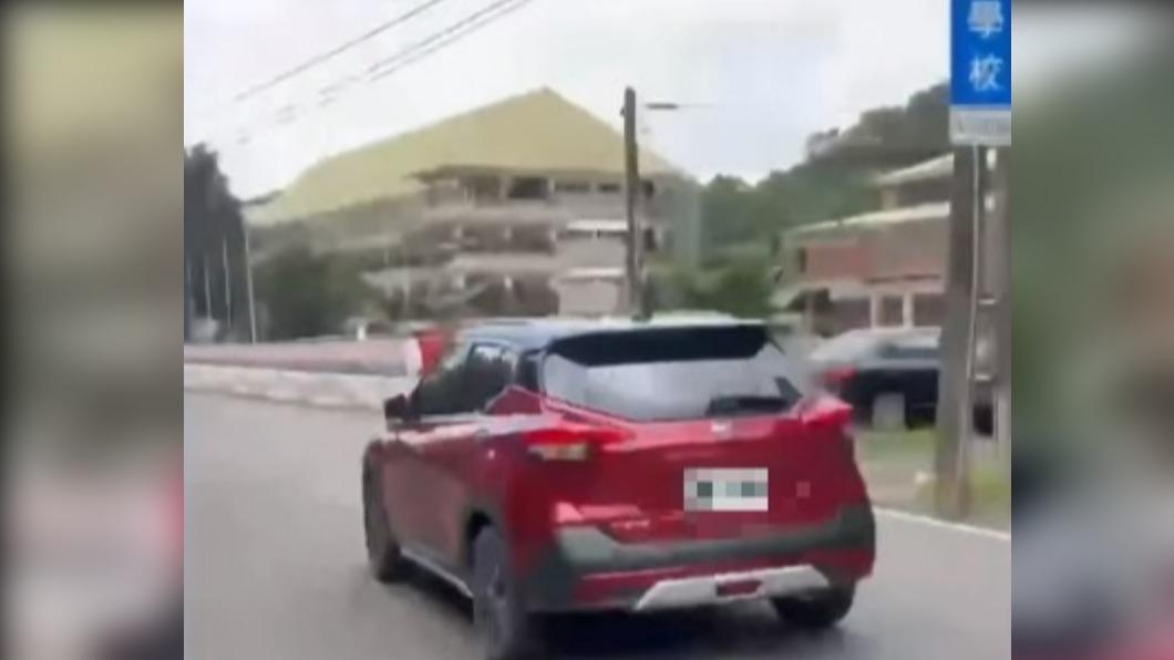 竊賊一踩油門把上把車開走。（圖／翻攝自臉書內埔鄉）