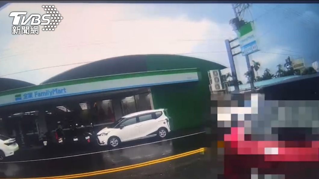 眼尖的員警看到超商對面有部紅色自小客車。（圖／TVBS）