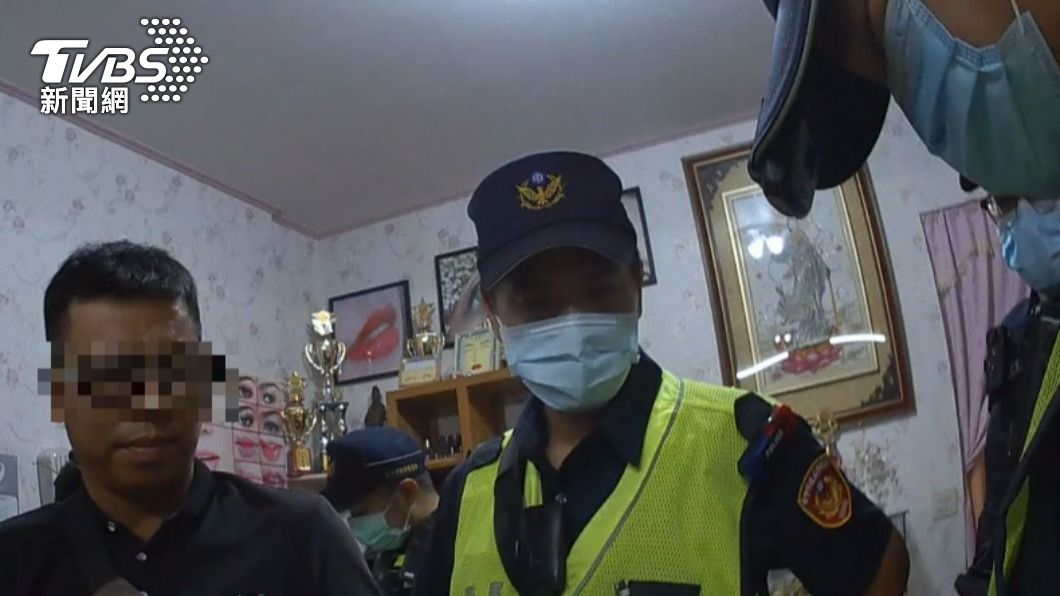 員警察覺阮男怪怪的。（圖／TVBS）