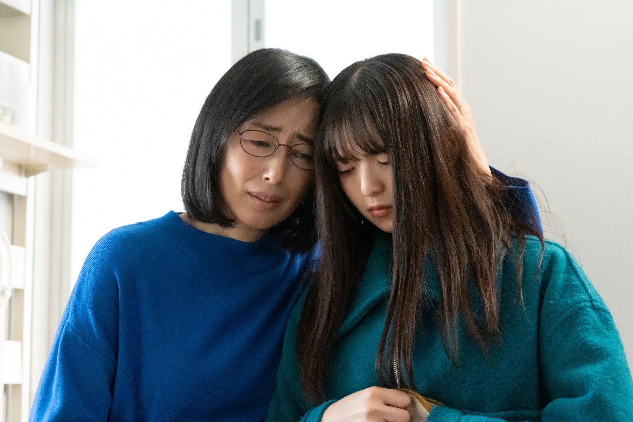 木村多江(左)、齋藤飛鳥飾演佐佐木藏之介的妻女。(圖/翻攝自mhh_drama_movie推特)