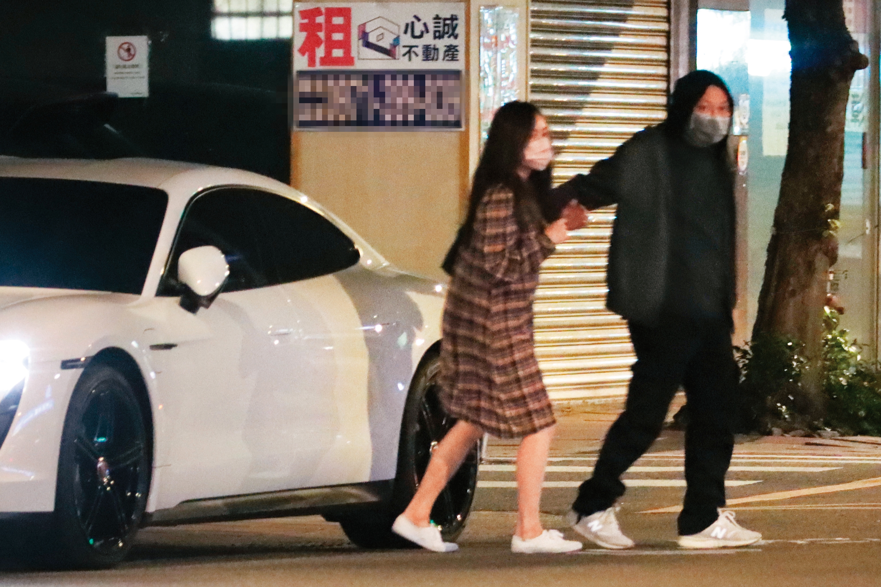 車停好後，錢人豪（右）在過馬路時扶了尹馨（左）一下，貼心舉動露餡。（圖／鏡週刊）