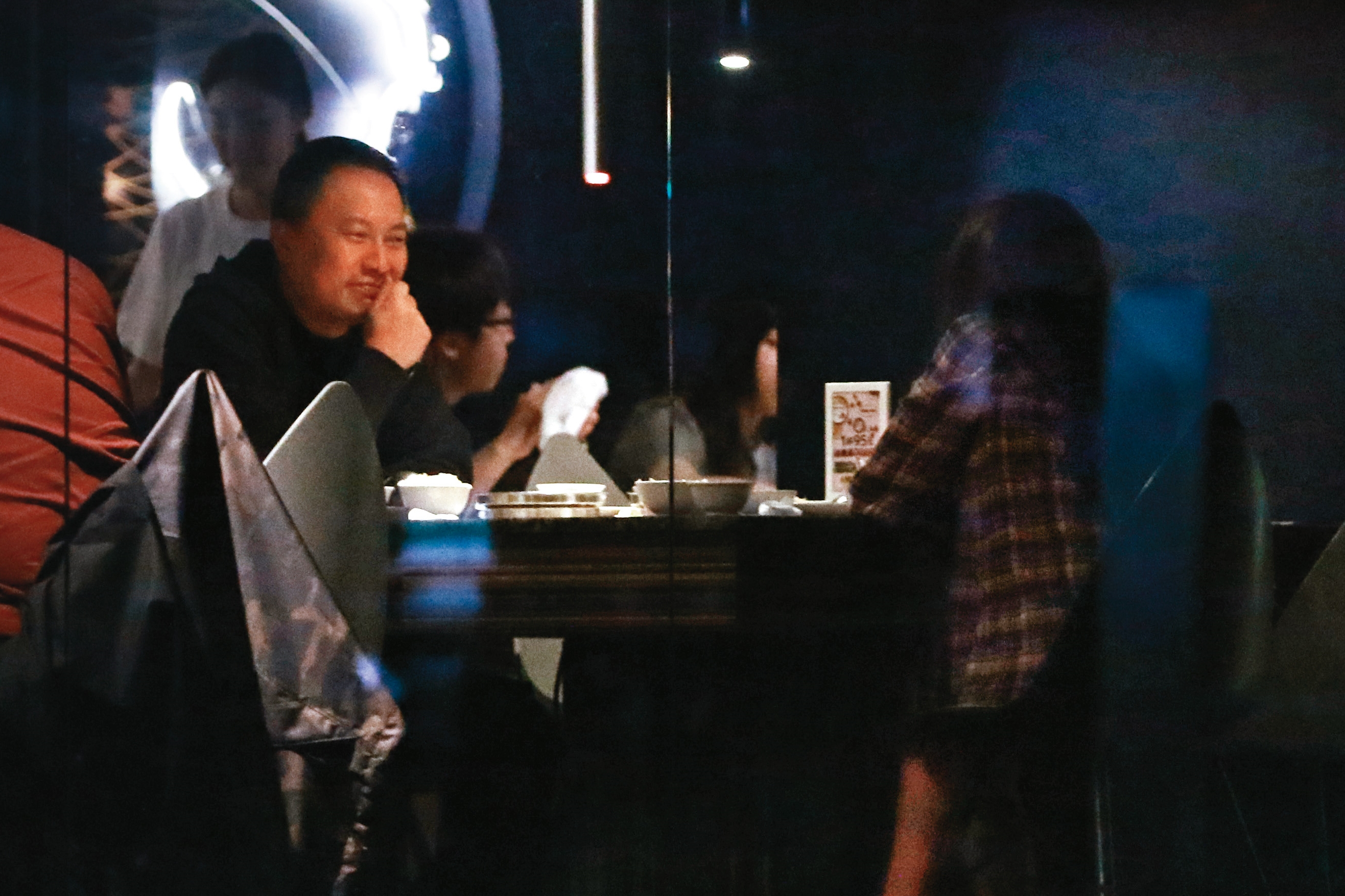尹馨與錢人豪大吃大喝毫不保留，放得很開。（圖／鏡週刊）