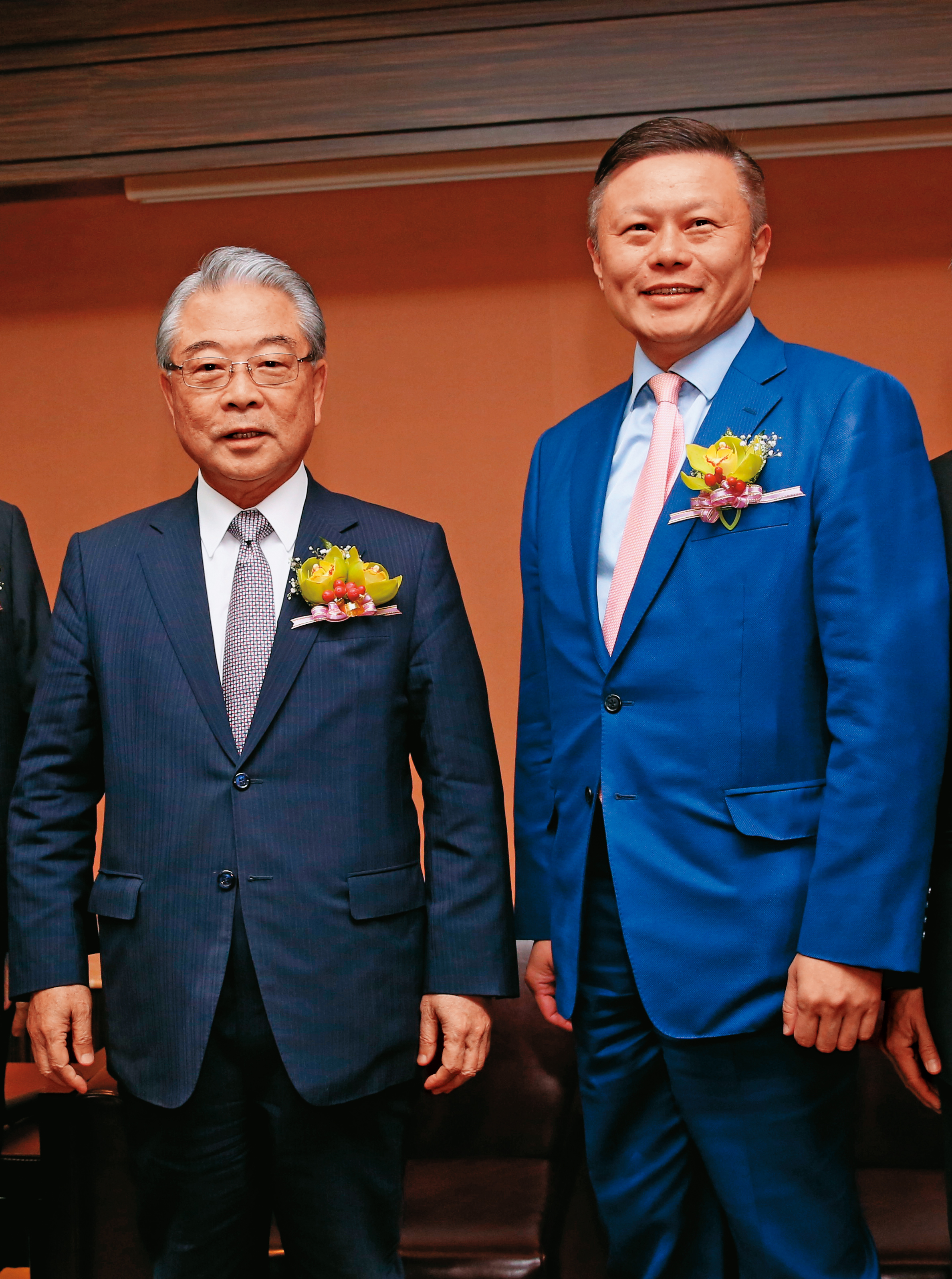 許勝雄(左)先前提到前女婿沈軾榮(右)去職原因時,直言外遇是金寶天條。(圖/鏡週刊)