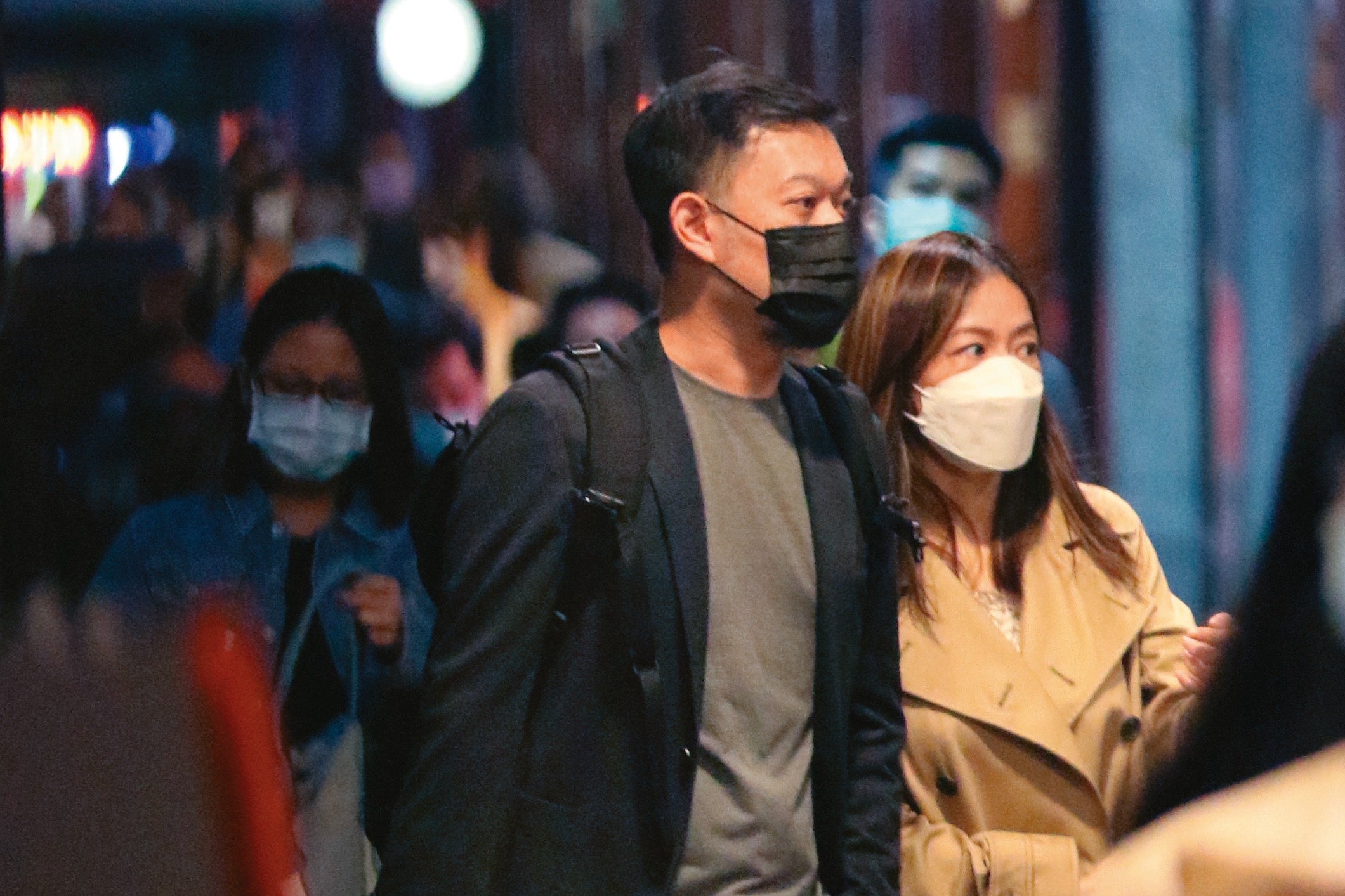 曾傳花邊的尹馨(右)、導演謝駿毅(左)被拍到感情非常要好,看上去也很配,但後來沒有下文。(圖/鏡週刊)