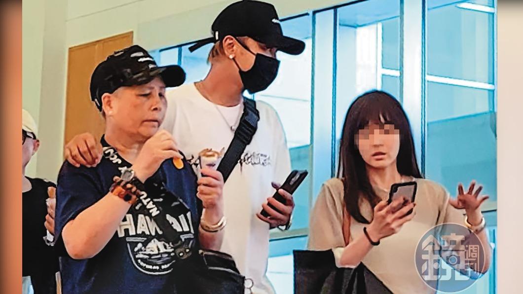 羅志祥緊牽母現身機場!驚見「神秘阿伯」相伴 3人關係曝光