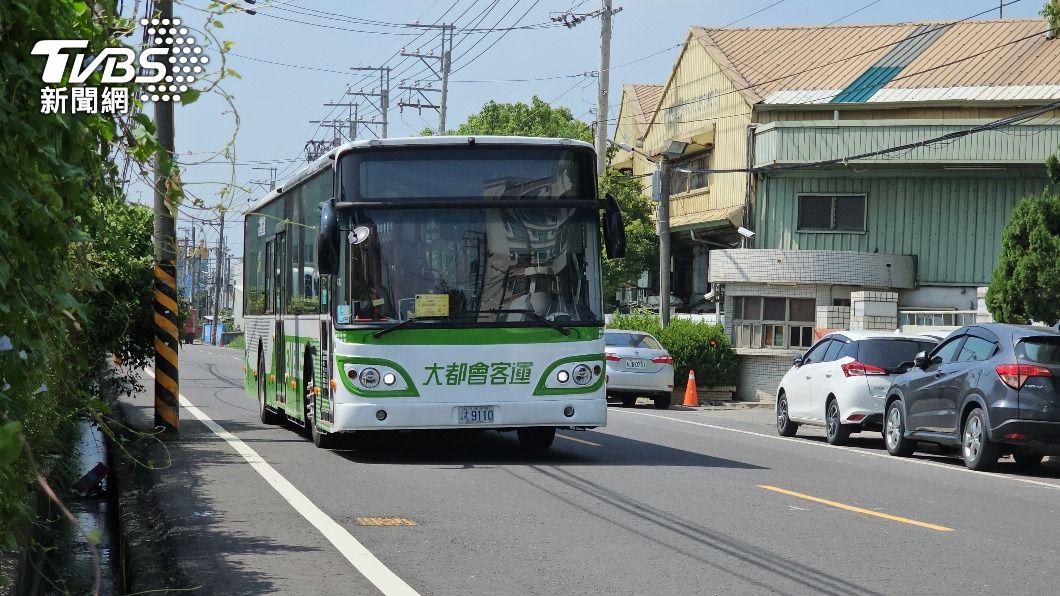 屏東鄉下竟有台北市公車行駛 民眾大驚