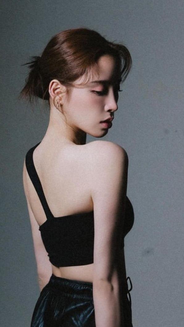 歐陽妮妮曬出美背。(圖/翻攝自歐陽妮妮IG)