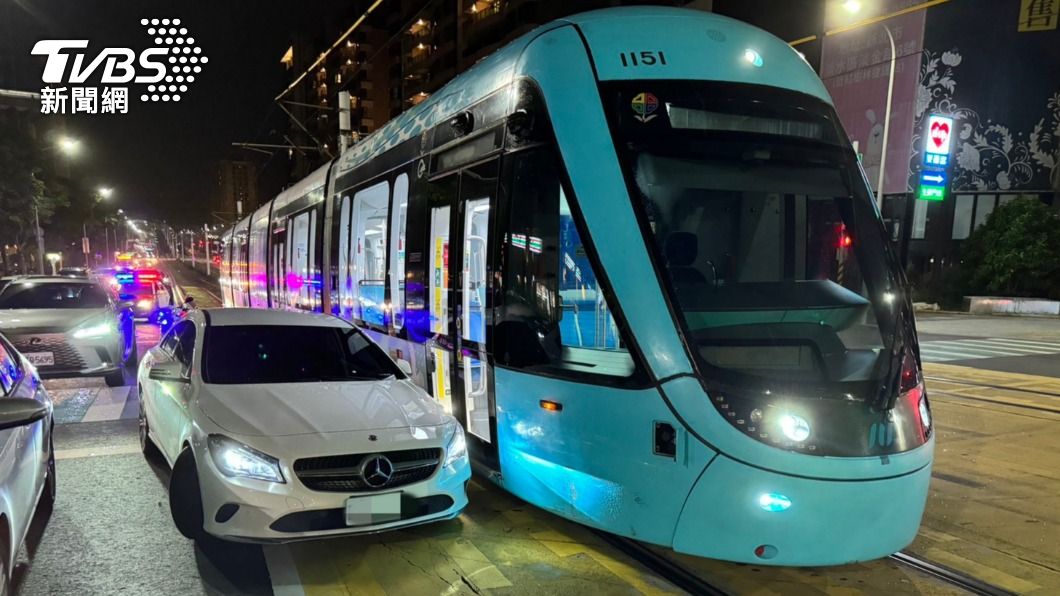 不熟路況!新北賓士女路口欲迴轉 誤闖輕軌軌道撞列車