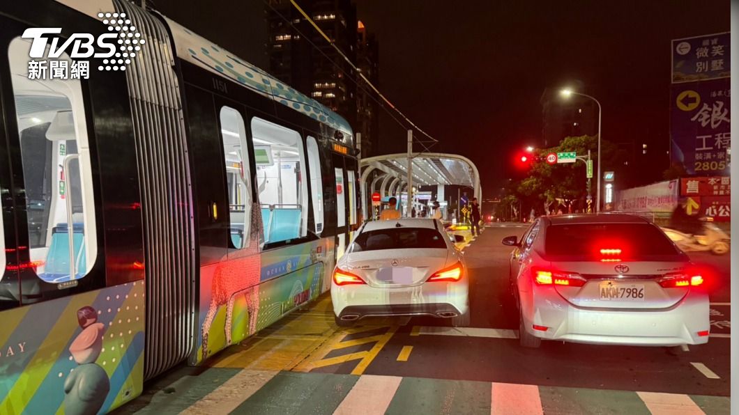 白色賓士車迴轉時不慎撞上輕軌列車。(圖/TVBS)