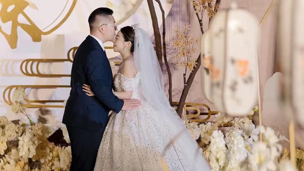 丁噹分享弟弟以及弟妹的婚禮照，深受幸福氛圍感動。（圖／翻攝自丁噹臉書）