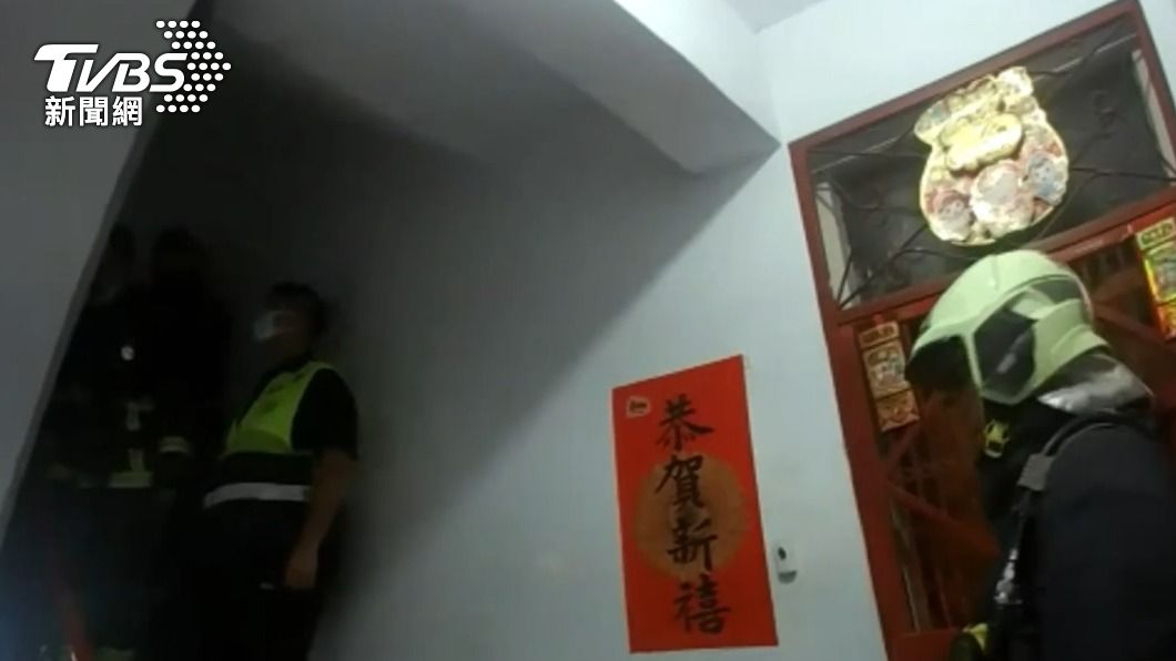 胡男因討債不成竟在梯間縱火,驚動消防員到場。(圖/TVBS)