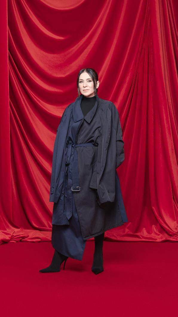 Balenciaga藝術總監Demna母親Ella開場造型。(圖/品牌提供)