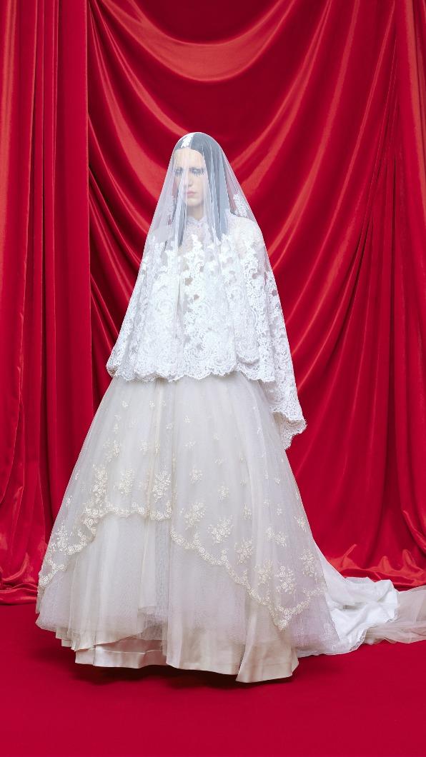 藝術總監Demna丈夫BFRND壓軸造型。(圖/品牌提供)
