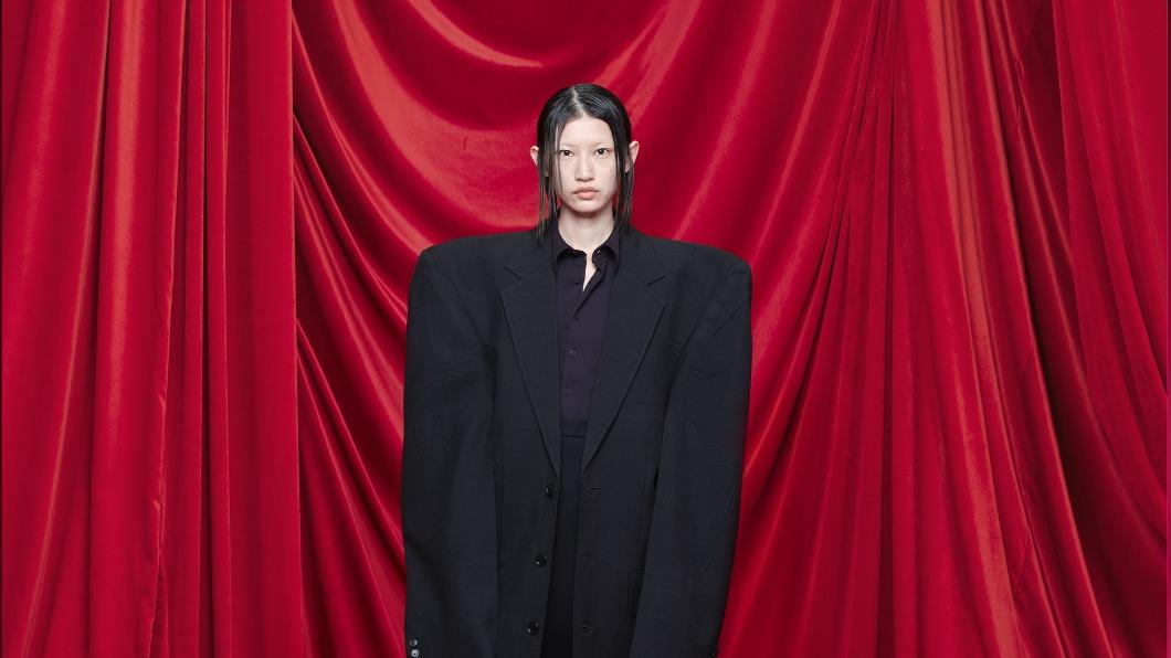 【2024巴黎時裝週】帶上你的護照包!登入Balenciaga國度 2024夏季新品很有哏